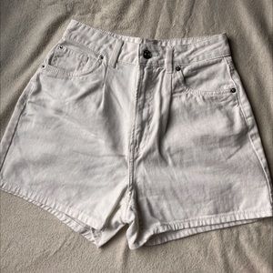 High Waisted White Denim Shorts (Size 4 / 26) 🤍
